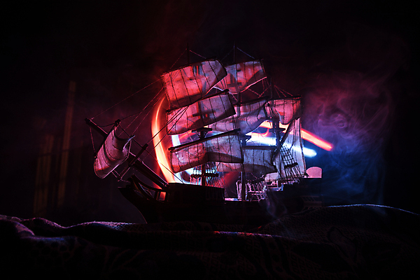 포토 JPG 해외이미지 실루엣 선 백그라운드 사람없음 빛 보라색 연기 신비 해적선 돛대 해외포토 컬러 컨셉 배_교통 촬영기법 파일형식 이미지허브