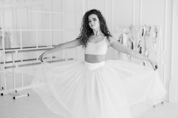 포토 JPG 해외이미지 백인 여자 흑백 실내 한명 사람 상반신 성인 앞모습 잡기 우아함 발레 발레리나 발레복 성인여자한명만 해외포토 서양인 1 옷 뷰포인트 컨셉 모션 촬영기법 내부 춤 여자한명만 성인여자만 파일형식 이미지허브