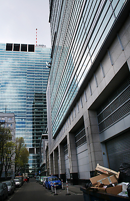 포토 JPG 해외이미지 외관 건축양식 자동차 유리 거리 사람없음 건물 사무실 고층빌딩 도시 쓰레기 주차 좁은 폴란드 바르샤바 해외포토 건축물 건축 유럽 육상교통 비즈니스 재질 빌딩 파일형식 이미지허브