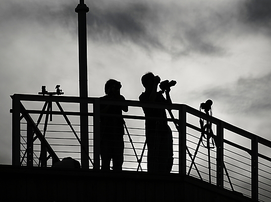 포토 JPG 해외이미지 구름 남자 실루엣 하늘 흑백 그림자 사람 사람없음 울타리 카메라 어둠 장비 사진사 윤곽 삼각대 스트랩 철책 해외포토 자연요소 촬영기법 전자제품 담장 작가 파일형식 이미지허브