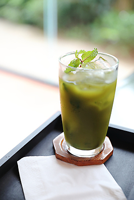 포토 JPG 해외이미지 탁자 쟁반 실내 사람없음 카페 칵테일 녹차 민트 컵받침 냅킨 녹차라떼 말차 말차라떼 해외포토 가구 주류 내부 차_음료 상점 허브 받침대 라떼 파일형식 이미지허브