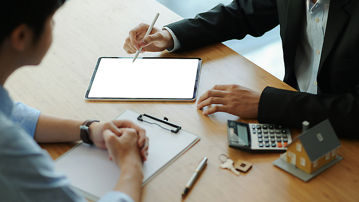 포토 JPG 해외이미지 커플 여자 비즈니스 가족 열쇠 부동산 주택 실내 관리 사람 앉기 사람없음 금융 사무실 판매 세일 저축 재산 플랫 구매 계획 상담원 중개인 고객 계약 문서 투자 결재 주인 보험 변호사 대출 렌탈 부동산중개인 진짜 소유 해외포토 직업 컨셉 관계 모션 내부 건물 경제 쇼핑 사무원 파일형식 이미지허브