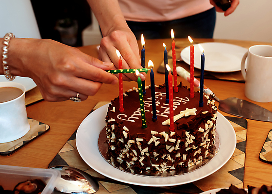 포토 JPG 해외이미지 1 접시 손 어린이 음식 결혼 탁자 디저트 관리 요리 사람 사람없음 파티 케이크 식당 초콜릿 저녁식사 흰색 축하 생일 달콤 해외포토 식기 기념일 컬러 가구 컨셉 이벤트 신체부위 상점 식사 맛 파일형식 이미지허브