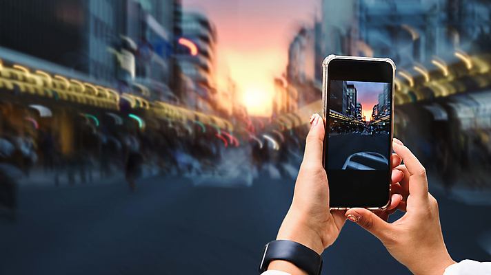 포토 JPG 해외이미지 주간 손 하늘 들기 사람 풍경 야외 아웃포커스 신체부위 스마트폰 태양 일출 사진촬영 해외포토 자연요소 모션 촬영기법 핸드폰 스마트기기 노을 촬영 파일형식 이미지허브