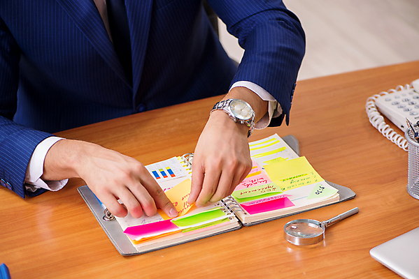 포토 JPG 해외이미지 손 남자 비즈니스 돋보기 설계 실내 한명 정장 상반신 성인 앞모습 공책 기록 비즈니스맨 계획 포스트잇 시간관리 성인남자한명만 해외포토 1 옷 뷰포인트 컨셉 문구용품 사람 내부 신체부위 메모지 직장인 남자한명만 성인남자만 파일형식 이미지허브