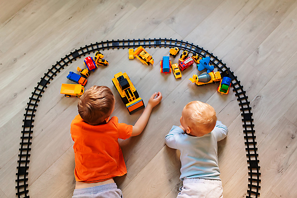 포토 JPG 해외이미지 라이프스타일 교육 남자 여유 엎드리기 휴식 소년 상반신 두명 일상 기찻길 형제 자동차놀이 자동차모형 소년만 해외포토 감정 어린이 컨셉 가족 모션 놀이 사람 라이프 생활 모형 남자만 어린이만 파일형식 이미지허브