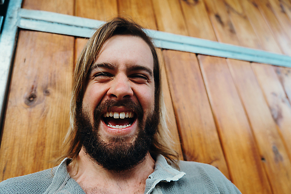 포토 JPG 해외이미지 백인 1 라이프스타일 손 응시 공원 남자 행복 유럽 여유 얼굴 벽 수염 창조 사랑 한명 웃음 사람 20대 성인 야외 30대 유행 흰색 자신감 시원함 피부 리빙 진실 스타일 해외포토 서양인 시선 공공시설 감정 나라 컬러 표정 청년 생활 신체부위 장년 파일형식 이미지허브