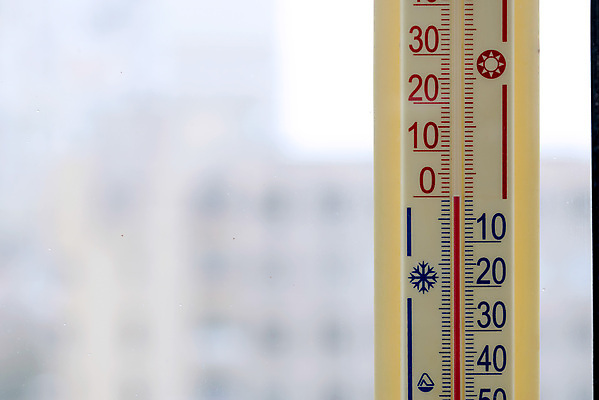 포토 JPG 해외이미지 계절 백그라운드 겨울 창문 유리 날씨 주택 실내 따뜻함 풍경 사람없음 야외 건물 환경 추위 흰색 도시 뜨거움 온도계 소프트포커스 지시 측정 질감 온도 타운 섭씨 해외포토 건축물 컬러 모션 재질 촬영기법 내부 파일형식 이미지허브