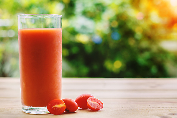 포토 JPG 해외이미지 주간 방울토마토 잔 실내 사람없음 야외 아웃포커스 건강식 토마토주스 디톡스 해외포토 자연요소 식기 음식 토마토 촬영기법 건강 내부 야채주스 파일형식 이미지허브
