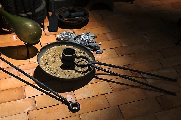 포토 JPG 해외이미지 전통 산업 백그라운드 공장 불 사람없음 내부 목재 금속 장비 수확 골동품 공구 업무 뜨거움 작업실 제조 망치 철 먼지 대장장이 솜씨 옛날 철강 해외포토 자연요소 나무 농업 재료 공업 재질 도구 작업 파일형식 이미지허브