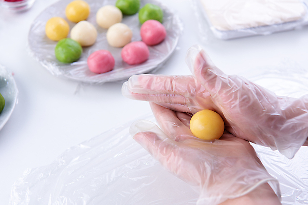 포토 JPG 해외이미지 접시 손 디저트 실내 들기 신체부위 달콤 흰배경 반죽 만들기 비닐장갑 월병 해외포토 식기 음식 장갑 백그라운드 모션 사람 내부 과자 흰색 맛 중국전통 파일형식 이미지허브