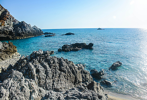 포토 JPG 해외이미지 바다 여행 자연 하늘 풍경 사람없음 야외 초록색 물 파란색 이탈리아 절벽 만 지중해 암초 해외포토 자연요소 유럽 컬러 생태계 파일형식 이미지허브