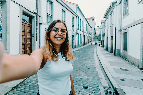 포토 JPG 해외이미지 백인 라이프스타일 여자 행복 포즈 거리 갈색머리 사람 야외 두명 스마트폰 청춘 유행 사진촬영 산책 도시 시원함 긍정 스타일 힙스터 카피스페이스 해외포토 서양인 헤어스타일 패션 감정 컨셉 휴식 생활 핸드폰 스마트기기 촬영 공백 파일형식 이미지허브