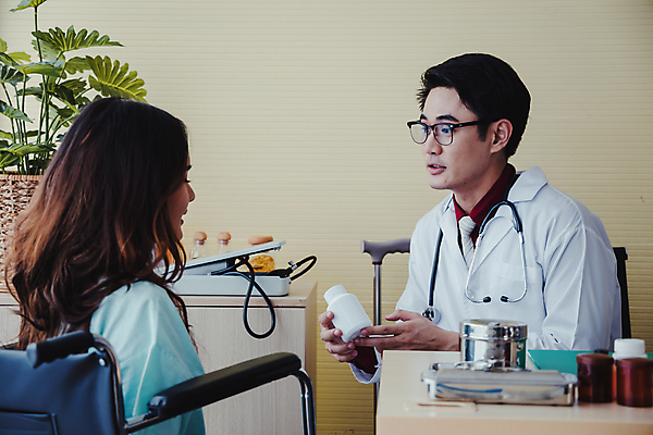 포토 JPG 해외이미지 직업 상의 태국 엄마 건강 병원 설명 안전 동양인 두명 알약 약 임신 진료 고통 장비 환자 의사 대접 질병 약국 측정 테라피 돌봄 조언 증상 진료실 치료사 치료제 해외포토 옷 감정 아시아 의학 가족 모션 사람 인종 뷰티 의료진 파일형식 이미지허브