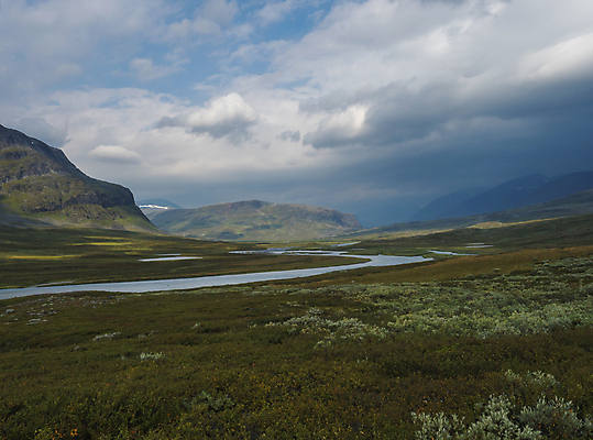 포토 JPG 해외이미지 나무 구름 공원 유럽 호수 여행 백그라운드 자국 자연 휴가 산 스웨덴 풍경 사람없음 야외 초록색 물 여름 파란색 강 태양 하이킹 바위 개울 역사 숲 북극 언덕 자작나무 스칸디나비아 전국 해외포토 자연요소 식물 계절 공공시설 나라 컬러 레저 북유럽 돌_바위 극지방 생태계 파일형식 이미지허브