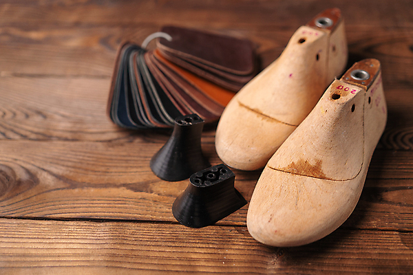 포토 JPG 해외이미지 모양 모델 전통 손 디자인 산업 백그라운드 신발 비즈니스 탁자 창조 사람없음 목재 갈색 유행 수확 공구 업무 작업실 수리 제조 가죽 디자이너 자르기 묘사 오브젝트 서식 복고 만들기 장인 수공예 곰팡이 양발 옛날 핸드메이드 유일 해외포토 나무 직업 컬러 가구 농업 재료 모션 신체부위 도구 작업 공예 파일형식 이미지허브