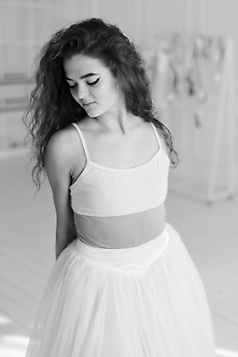 포토 JPG 해외이미지 백인 여자 흑백 실내 한명 사람 상반신 성인 앞모습 눈감음 우아함 발레 발레리나 발레복 성인여자한명만 해외포토 서양인 1 옷 뷰포인트 컨셉 모션 촬영기법 내부 춤 여자한명만 성인여자만 파일형식 이미지허브