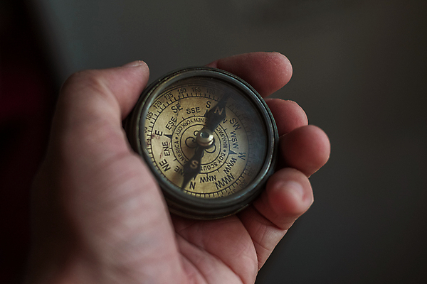 포토 JPG 해외이미지 손 남자 지도 손가락 자연 한명 사람 성인 사람없음 야외 아웃포커스 신체부위 가로 컬러풀 탐험 잡기 방향 발견 남자한명만 성인만 해외포토 1 컬러 모션 촬영기법 생태계 남자만 파일형식 이미지허브