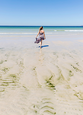 포토 JPG 해외이미지 드레스 여자 감정 여유 모래 바다 자연 휴가 휴식 한명 야외 물 금발 태양 평화 걷기 귀여움 맑음 화목 침묵 고요 자유 고독 호흡 탈출 무료 파라다이스 혼자 수평선 해외포토 자연요소 1 헤어스타일 옷 컨셉 모션 날씨 사람 소리 생태계 파일형식 이미지허브