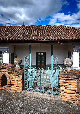 포토 JPG 해외이미지 외관 도로 건축양식 공 하늘 지붕 벽돌 출입구 주택 자물쇠 사람없음 장식 빨간색 여름 울타리 문 금속 맑음 바위 남아메리카 아스팔트 철 질감 대문 에콰도르 이웃 단계 교외 옛날 콘크리트 해외포토 계절 건축 길 컬러 교통시설 재질 날씨 아메리카 건물 담장 돌_바위 파일형식 이미지허브