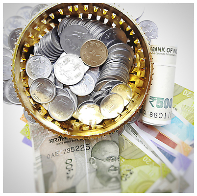 포토 JPG 해외이미지 종이 백그라운드 컨셉 지폐 돈 비즈니스 성공 새로움 숙이기 사람없음 금융 경제 달러 동전 쪽지 저축 흰색 악단 절약 시장 재산 다발 수집 투자 이익 고무 계산서 대출 고립 접기 해외포토 음악 컬러 포즈 모션 파일형식 이미지허브