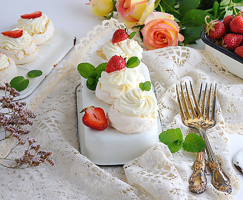 포토 JPG 해외이미지 딸기 디저트 실내 사람없음 케이크 머랭 파블로바 해외포토 음식 과일 내부 파일형식 이미지허브