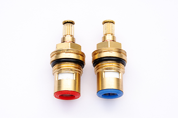 포토 JPG 해외이미지 손 산업 백그라운드 컨셉 사람없음 빨간색 물 파란색 금속 추위 수확 흰색 뜨거움 도자기 수리 오브젝트 수도꼭지 복고 난방 조절 고립 놋쇠 배관공 옛날 해외포토 자연요소 컬러 농업 재질 신체부위 파일형식 이미지허브