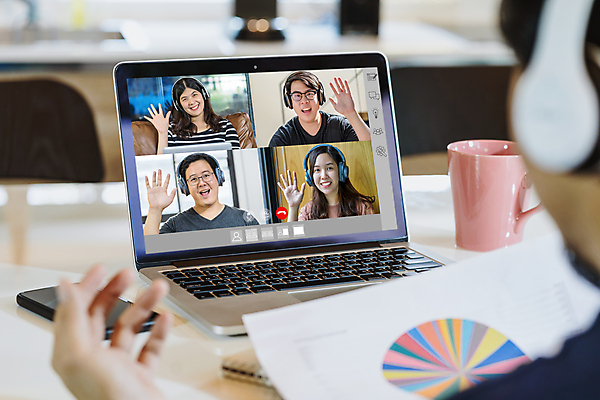 포토 JPG 해외이미지 남자 행복 통신 태국 대화 미소 사람 동양인 여러명 노트북 컴퓨터 디지털 헤드폰 우정 비즈니스맨 비즈니스우먼 토론 동료 멀리 동영상 온라인강의 콜라보레이션 웨비나 해외포토 여자 감정 아시아 음향기기 다수 비즈니스 관계 표정 말하기 인종 친구 전자제품 직장인 강의 세미나 파일형식 언택트 이미지허브