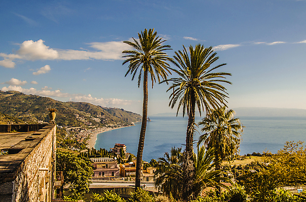 포토 JPG 해외이미지 나무 구름 전통 꽃 행복 유럽 바다 여행 자연 휴가 주택 파노라마 풍경 사람없음 야외 물 여름 파란색 태양 여행객 이탈리아 기쁨 짐 만 지중해 그림 내추럴 방법 해외포토 자연요소 식물 계절 감정 나라 컬러 촬영기법 사람 건물 생태계 파일형식 이미지허브