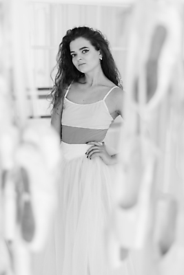 포토 JPG 해외이미지 백인 여자 허리손 흑백 실내 한명 사람 상반신 성인 앞모습 우아함 소프트포커스 발레 발레리나 발레복 토슈즈 성인여자한명만 해외포토 서양인 1 옷 뷰포인트 포즈 신발 컨셉 촬영기법 내부 춤 여자한명만 성인여자만 파일형식 이미지허브
