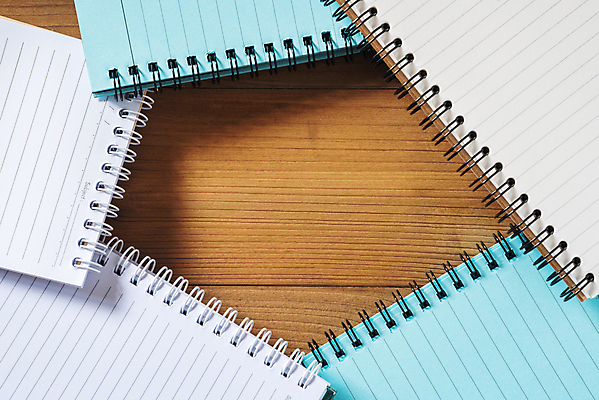 포토 JPG 해외이미지 디자인 교육 종이 백그라운드 비즈니스 학교 탁자 나선형 사람없음 목재 책 사무실 연필 펜 우주 다이어리 쪽지 공책 공백 덮개 메시지 책상 문서 페이지 시트 패드 해외포토 나무 가구 무늬 재료 문구용품 학용품 필기구 사무용품 뚜껑 파일형식 이미지허브