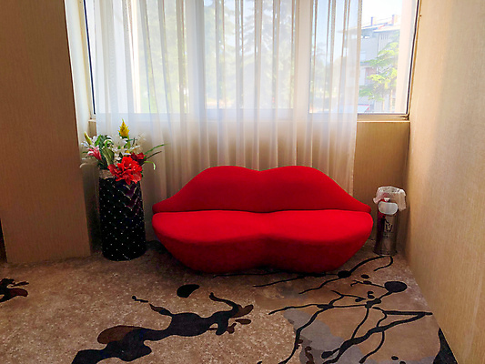 포토 JPG 해외이미지 디자인 유럽 가구 휴식 앉기 사람없음 내부 장식 빨간색 소파 방 흰색 악단 입 휴게실 입술 안락의자 부드러움 리빙 마케도니아 완벽 이상 특별함 안락 해외포토 나라 음악 컬러 생활용품 컨셉 의자 모션 신체부위 감각 파일형식 남유럽 이미지허브