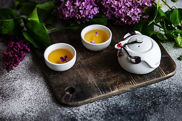 포토 JPG 해외이미지 잎 회색배경 사람없음 찻잔 찻주전자 라일락 나무도마 해외포토 식물 꽃 백그라운드 주전자 잔 도마 목재 회색 파일형식 이미지허브