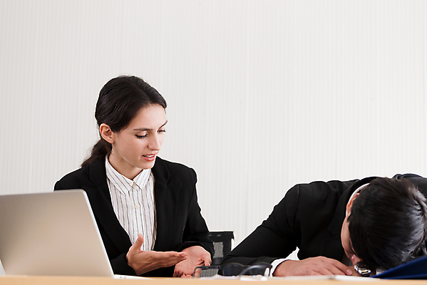 포토 JPG 해외이미지 백인 여자 남자 안경 비즈니스 실내 피곤 상반신 성인 두명 노트북 사무실 잠 비즈니스맨 비즈니스우먼 졸음 낮잠 업무과다 과로 성인만 깨우기 해외포토 서양인 잡화 감정 컨셉 모션 사람 내부 전자제품 업무 직장인 파일형식 이미지허브