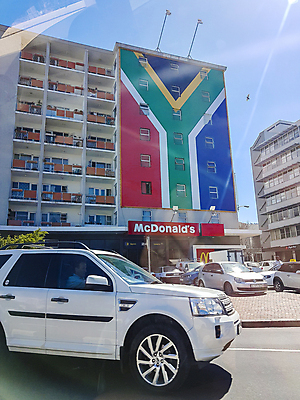 포토 JPG 해외이미지 리본 도로 벽 여행 가로등 건축양식 교통시설 아프리카 자동차 거리 매달리기 사람 사람없음 야외 건물 도시풍경 컬러풀 야자수 여행객 깃발 도시 센터 도심 국기 망토 방향 심볼 타운 남쪽 천연기념물 남아프리카 전국 케이프타운 해외포토 나무 건축물 공공시설 건축 나라 길 육상교통 컬러 교통 모션 풍경 시설 남아프리카공화국 파일형식 이미지허브