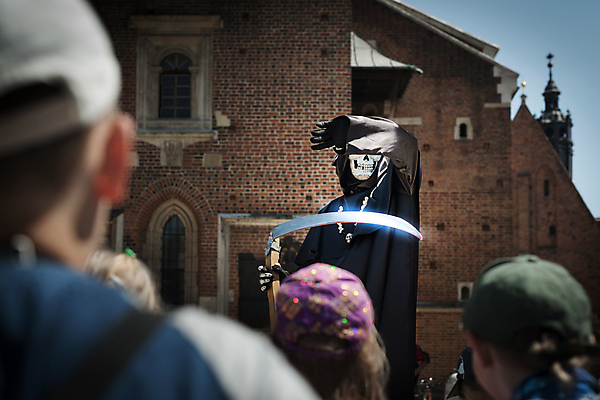 포토 JPG 해외이미지 손 외관 여자 유럽 종교 어린이 여행 건축양식 하늘 거리 사람 사람없음 건물 파란색 성당 교회 검은색 죽음 도시 역사 배우 군중 망토 신성 타운 폴란드 옛날 크라쿠프 해골모형 해외포토 건축물 건축 나라 컬러 종교건축 신체부위 모형 연예인 파일형식 이미지허브