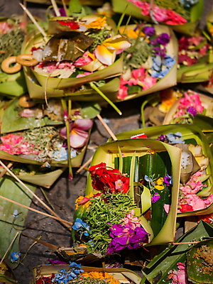 포토 JPG 해외이미지 식물 전통 디자인 꽃 아시아 종교 문화 음식 섬 잎 꽃무늬 오렌지 선물 미술 동양인 사람없음 장식 빨간색 초록색 파란색 컬러풀 바구니 믿음 재산 악마 비밀 정사각형 향기 발리 인도네시아 희생 밀짚 보호구역 이국적 힌두교 해외포토 도형 감정 나라 컬러 컨셉 무늬 과일 문화예술 인종 금융 짚 냄새 구역 파일형식 이미지허브