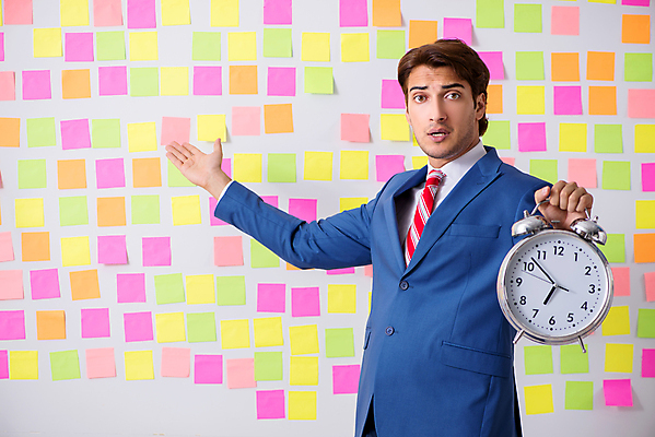 포토 JPG 해외이미지 남자 시계 컨셉 비즈니스 직장 한명 들기 정장 상반신 성인 사무실 손들기 쪽지 가리킴 시간 업무 작업 비즈니스맨 가득함 포스트잇 바쁨 성인남자한명만 해외포토 1 옷 회사 모션 사람 손짓 메모지 직장인 남자한명만 성인남자만 파일형식 이미지허브