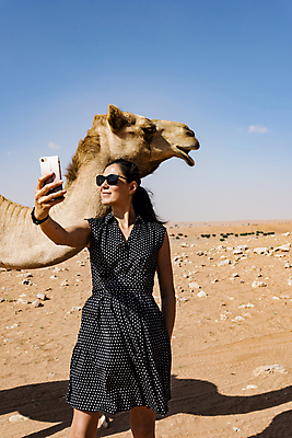포토 JPG 해외이미지 동물 백인 디자인 행복 얼굴 40대 백그라운드 통신 휴가 건조 세포 한명 이벤트 성인 가로 파란색 스마트폰 카메라 디지털 사막 잡기 뜨거움 연결 모래언덕 전자 은하계 먼지 낙타 탐사 원정 혼자 해외포토 서양인 1 감정 컬러 중년 포유류 모션 사람 신체부위 전자제품 핸드폰 스마트기기 언덕 파일형식 이미지허브