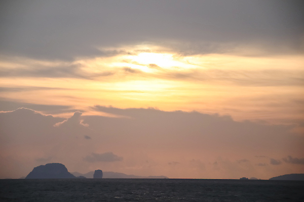 포토 JPG 해외이미지 구름 백그라운드 패턴 오렌지 자연 하늘 아침 날씨 추상 풍경 사람없음 야외 여름 파란색 빛 컬러풀 햇빛 태양 노란색 일출 환경 맑음 황혼 일몰 새벽 저녁 장면 천국 내추럴 전후 해외포토 주간 자연요소 계절 컬러 무늬 과일 노을 비교 야간 생태계 파일형식 이미지허브
