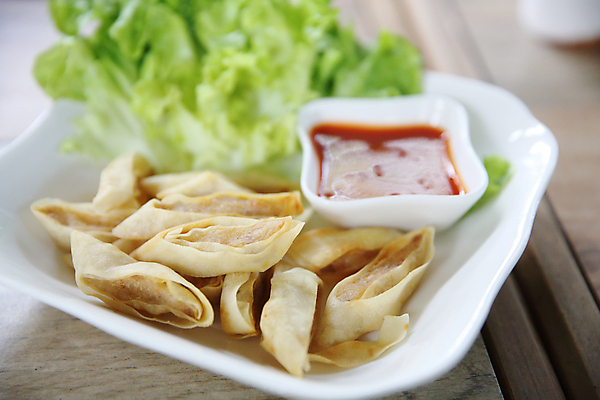 포토 JPG 해외이미지 접시 채소 실내 사람없음 아웃포커스 중식 튀김 롤 종지 나무탁자 말이 해외포토 그릇 식기 음식 탁자 촬영기법 내부 파일형식 이미지허브