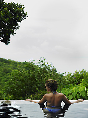 포토 JPG 해외이미지 주간 나무 백인 여자 하늘 휴식 산 야외수영장 한명 상반신 성인 야외 뒷모습 아웃포커스 여름휴가 바캉스 비키니 시원함 성인여자한명만 해외포토 자연요소 서양인 식물 1 수영복 뷰포인트 컨셉 휴가 수영장 촬영기법 사람 여자한명만 성인여자만 파일형식 여름_계절 이미지허브