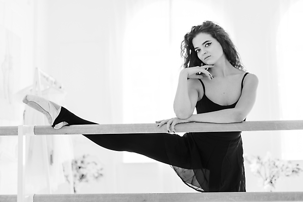 포토 JPG 해외이미지 전신 백인 여자 흑백 실내 한명 사람 성인 앞모습 턱괴기 춤 우아함 발레 발레리나 발레복 다리들기 발레바 성인여자한명만 해외포토 서양인 1 옷 뷰포인트 컨셉 모션 문화예술 촬영기법 내부 여자한명만 성인여자만 파일형식 이미지허브