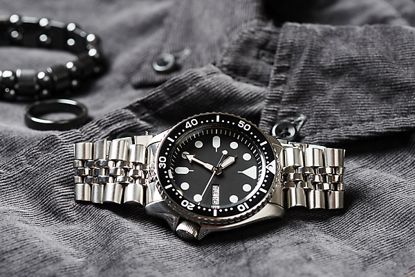 포토 JPG 해외이미지 디자인 시계 무늬 팔찌 화살 사람없음 유행 금속 시간 고급 우아함 손목 스마트 손목시계 오브젝트 다이빙 다이얼 태엽 굴곡 방수 분 자동 철강 해외포토 컨셉 장신구 재질 신체부위 수영 수중스포츠 파일형식 이미지허브