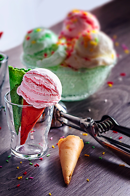 포토 JPG 해외이미지 음식 분홍색 백그라운드 다이어트 재료 공 딸기 휴가 아이스크림 디저트 사람없음 여름 컬러풀 냉동 얼음 우유 추위 축하 대접 신선 사발 달콤 맛 상품 정상 설탕 민트 크림 국자 상쾌 산딸기 부드러움 원뿔 와플 바닐라 프로스팅 해외포토 자연요소 도형 계절 감정 컬러 컨셉 과일 주방용품 유제품 건강 감각 사기그릇 허브 제빵 파일형식 이미지허브