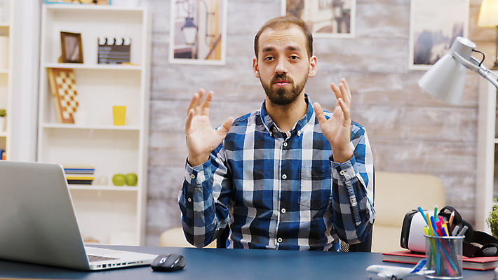 포토 JPG 해외이미지 남자 액자 책장 한명 손짓 상반신 성인 앞모습 노트북 촬영 스탠드 마우스 책상 방송 촬영실 성인남자한명만 유튜버 해외포토 1 뷰포인트 가구 모션 조명 사람 전자제품 컴퓨터용품 공간 남자한명만 성인남자만 파일형식 크리에이터 이미지허브