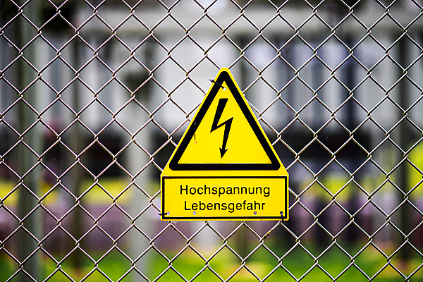 포토 JPG 해외이미지 아이콘 산업 간판 독일 경고 안전 사람없음 울타리 노란색 힘 에너지 죽음 보호 위험 심볼 사인 보안 충격 경고문 경보 변압기 전압 주목 해외포토 유럽 컬러 컨셉 담장 파일형식 이미지허브