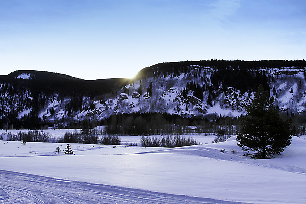 포토 JPG 해외이미지 나무 겨울 자연 휴가 스키 산 풍경 경사 사람없음 야외 햇빛 태양 침묵 황혼 일몰 산책로 하이킹 추위 소나무 숲 휴양지 서리 내추럴 콜로라도 해외포토 자연요소 식물 계절 길 레저 겨울스포츠 노을 미국 소리 장소 생태계 파일형식 이미지허브