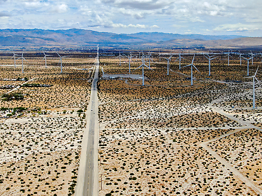 포토 JPG 해외이미지 공원 산업 여행 자연 하늘 바람 산 건조 풍경 사람없음 야외 초록색 태양 환경 탑 계곡 미국 힘 재활용 장비 사막 풍차 발전기 에너지 흰색 그룹 그린에너지 에코 생태계 산등성이 프로펠러 캘리포니아 유지 혁명 조감도 해외포토 자연요소 건축물 공공시설 컬러 컨셉 북아메리카 날씨 발전소 친환경 파일형식 이미지허브