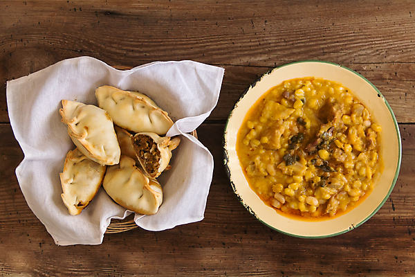 포토 JPG 해외이미지 전통 접시 문화 음식 채소 탁자 파슬리 육류 옥수수 요리 사람없음 수프 냄비 5월 아르헨티나 점심식사 초리조 핸드메이드 해외포토 식기 가구 식재료 곡류 식사 날짜 남아메리카 솥 파일형식 이미지허브